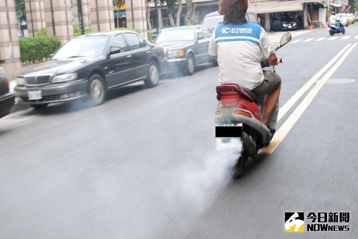 ▲高雄市110年起禁用二行程機車，105年起即透過每輛加碼4000元的方式來加速淘汰二行程機車。（圖／記者何沛霖攝）