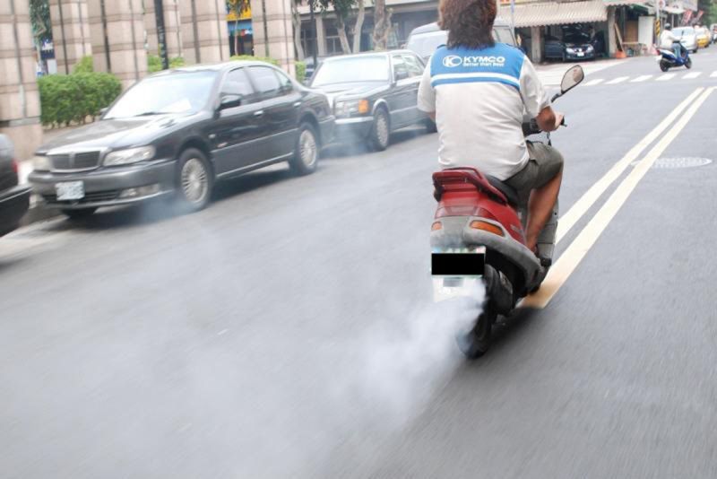 ▲高雄市110年起禁用二行程機車，105年起即透過每輛加碼4000元的方式來加速淘汰二行程機車。（圖／記者何沛霖攝）