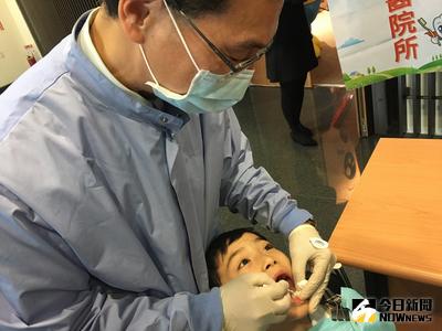 兒童牙科醫學會理事長李楊鈞（左）表示，台灣2至3歲兒童有逾3成蛀牙，到了5歲更高達7成9，曾遇過1歲多幼童因經常邊睡邊喝奶，也未注意口腔清潔，察覺有異就醫時門牙已爛光，呼籲父母自孩子一長牙就可至診所塗氟（圖）、檢查。中央社記者張茗喧攝  105年3月17日
