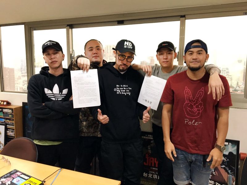 ▲張震嶽（右）、熱狗（中）以及頑童MJ116組成「兄弟本色」，即將二度攻蛋舉辦「日落黑趴」最終場。（圖／本色音樂提供，2017.01.10）