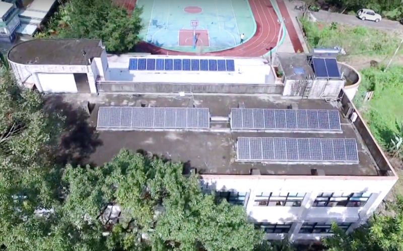 ▲烏來福山部落裝設台電首座防災型微電網，結合可年發2.7萬度的屋頂型太陽光電設備，停電時可自主運轉長達14天。（圖／台電提供）