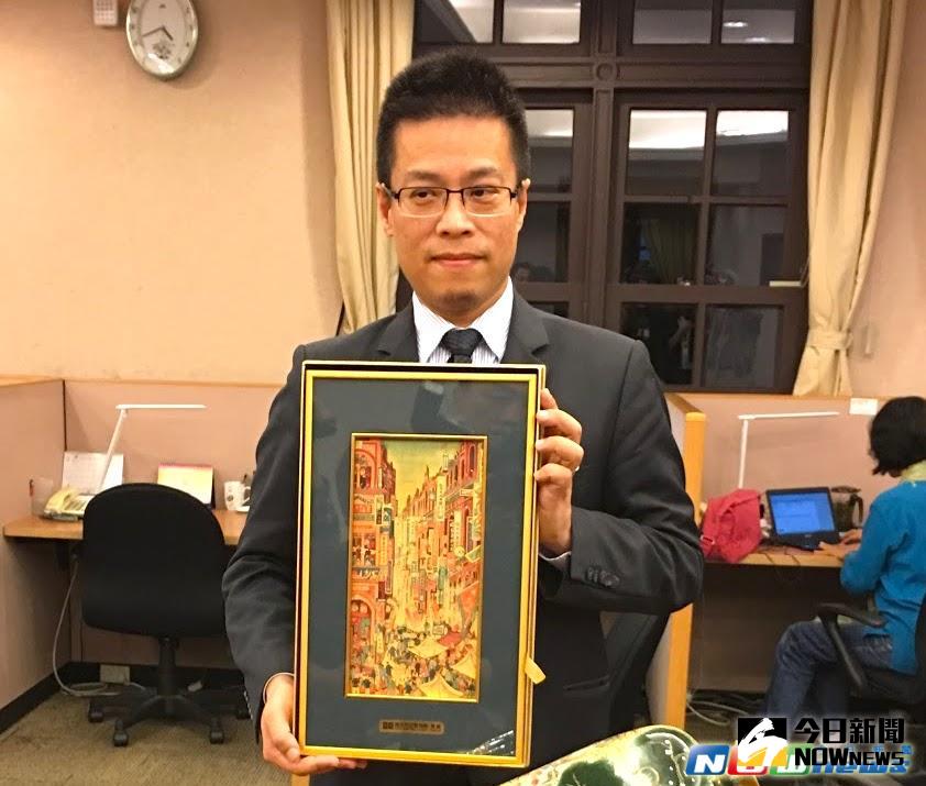 ▲蔡英文出訪瓜地馬拉，致贈台灣重要畫家郭雪湖的作品「大稻埕-南街殷賑」黃金複製畫。（圖／記者彭媁琳攝）