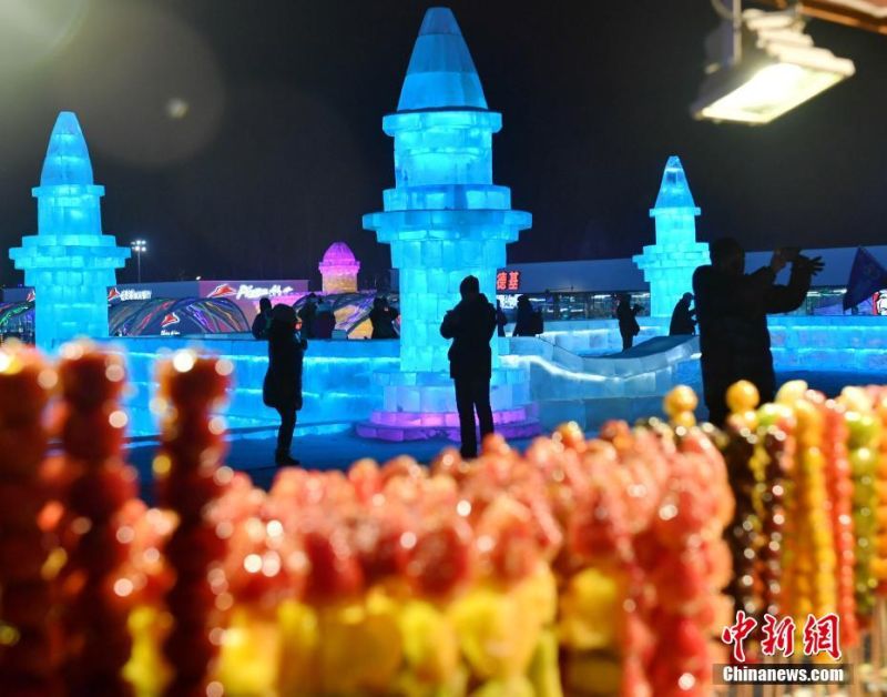 圖為園內的特色小吃冰糖葫蘆與冰景遙相呼應。