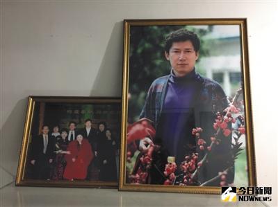 2016年12月30日，春平廣場六層，至今還放著李春平年輕帥氣的照片。