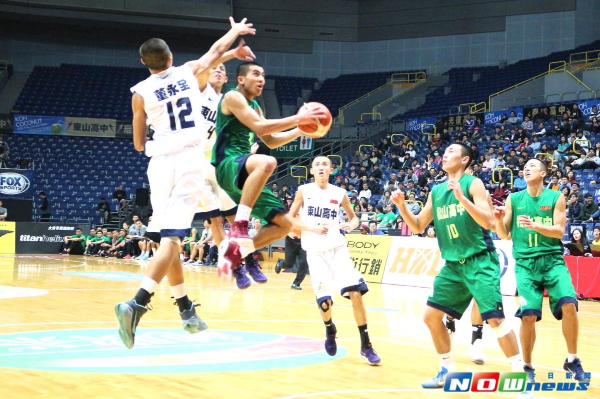 ▲高國豪（持球者）拉干閃過防守者上籃。（圖／記者林志儒攝）