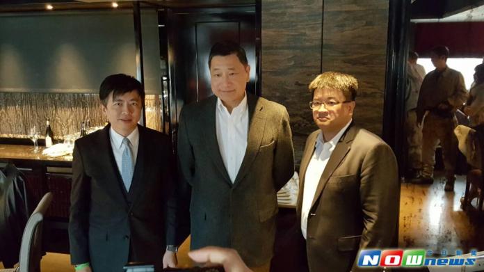 ▲雲品國際去年11月2日興櫃掛牌，靠著「做別人不敢做的」市場差異化，希望今年年底前能拼掛牌上市！圖中為雲朗觀光集團執行長張安平，圖左為雲品國際董事長盛治仁，圖右為雲品國際總經理丁原偉。（圖／記者許家禎攝，2016.2.23）