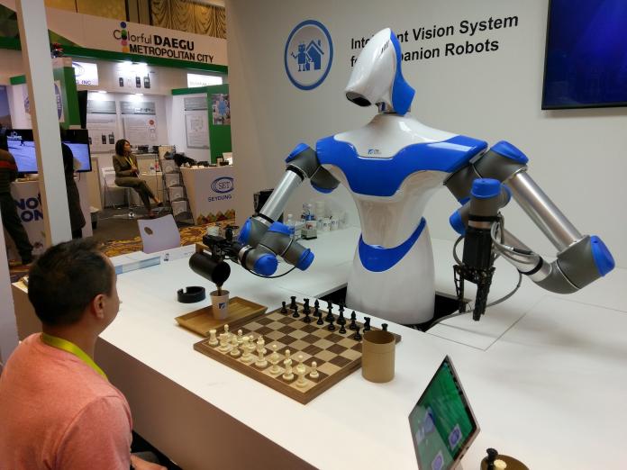 ▲工研院機器人透過智能視覺與姿態估測，提供倒咖啡服務。（圖／外貿協會提供）