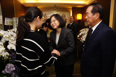 親民黨19日表示，總統蔡英文（中）下午在國安會祕書長吳釗燮陪同下，到親民黨秘書長秦金生靈前致意並慰問家屬。（親民黨提供）中央社記者王承中傳真　106年1月19日