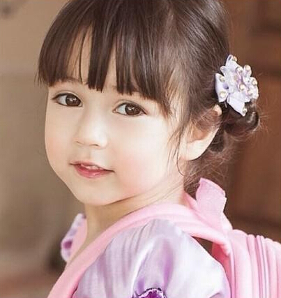 小小年紀的泰美混血兒，能歌善舞多才多藝。