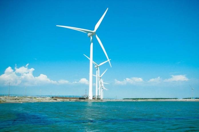 ▲「電業法修正草案」完成三讀程序，未來民眾可依喜好選擇向台電公司以外之再生能源業者購買電力。圖為風力發電機。（圖／翻攝自台電月刊網站）