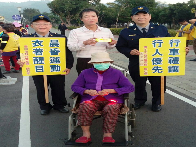 ▲太平警方宣導晨間運動要穿明亮衣服。（圖／林重鎣攝）