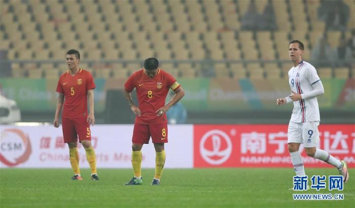 1月10日，中國隊球員蔡慧康（中）在球隊丟球後。 在廣西體育中心舉行的2017中國杯國際足球錦標賽中，中國隊以0比2不敵冰島隊。