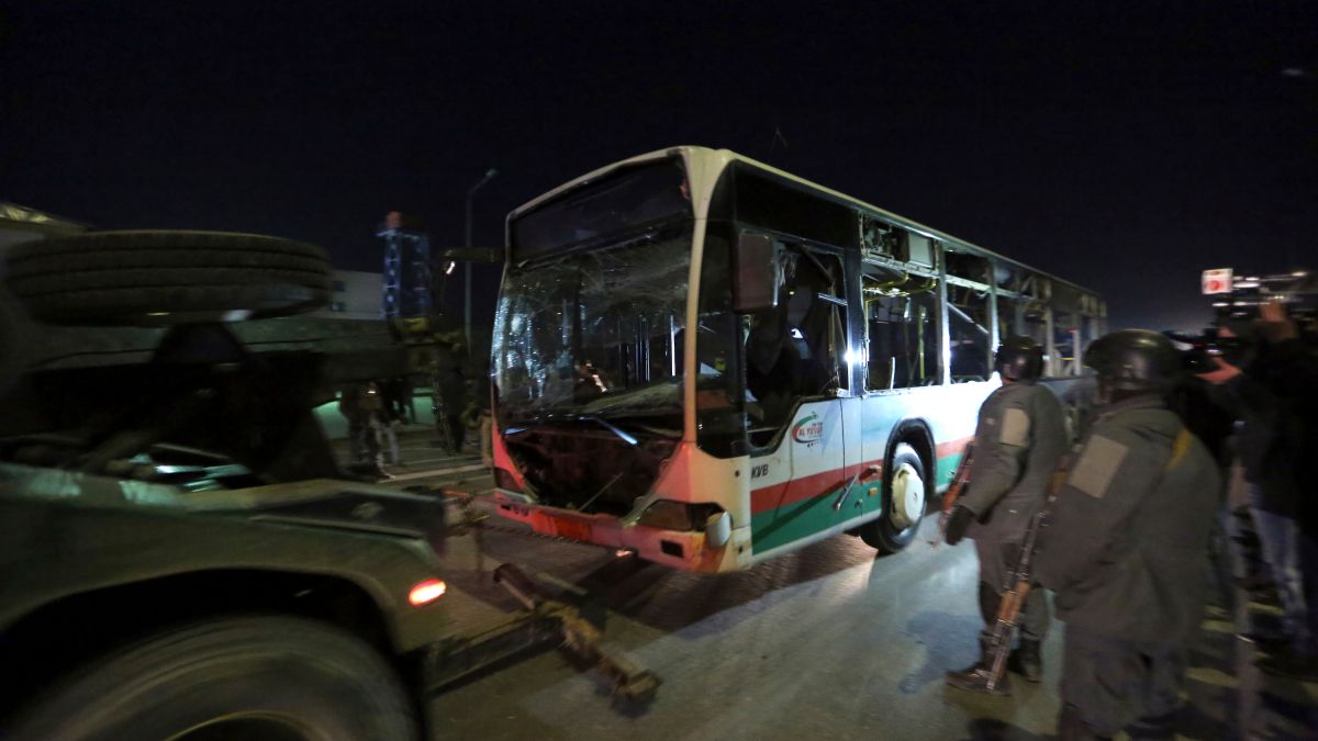 ▲阿富汗周二晚間發生自殺炸彈攻擊，一輛載滿政府工作人員的小巴遭炸毀。（圖／達志影像／美聯社）