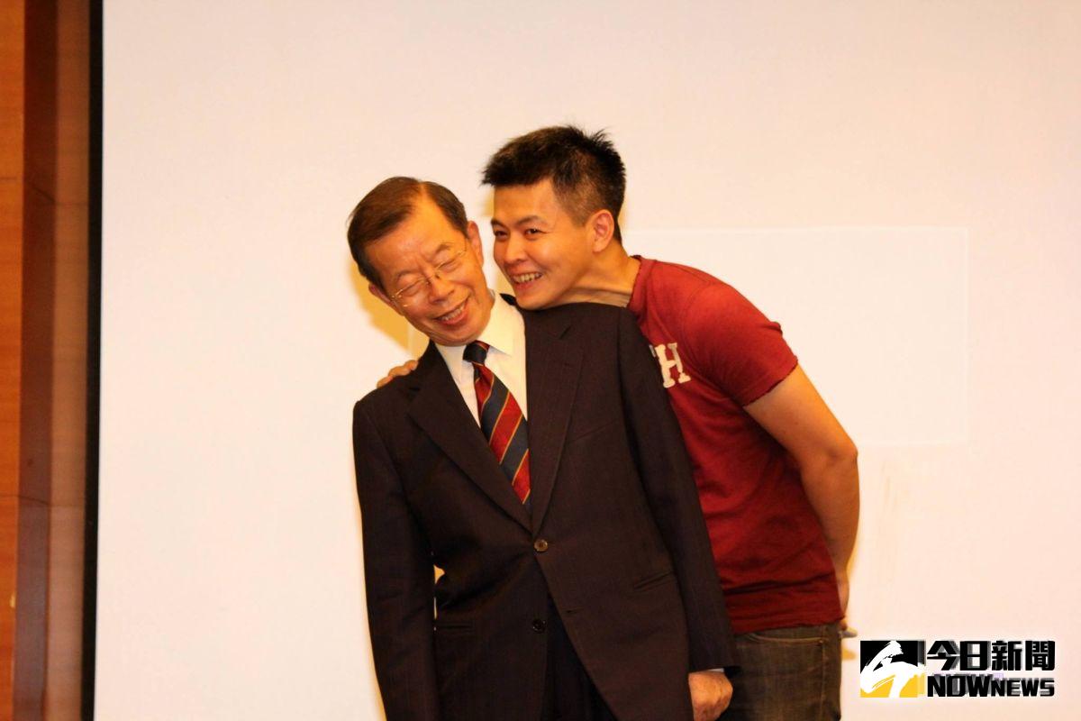 ▲駐日代表謝長廷之子、民進黨台北市議員謝維洲，驚傳簽運彩輸了千萬元！根據爆料指出，謝維洲沉迷運動簽賭，積欠千萬元，讓人在日本的母親游芳枝特別返台，幫忙處理其債務，謝長廷得知後，還痛罵謝維洲「乾脆去死一死」。（圖／翻攝自謝維洲臉書）