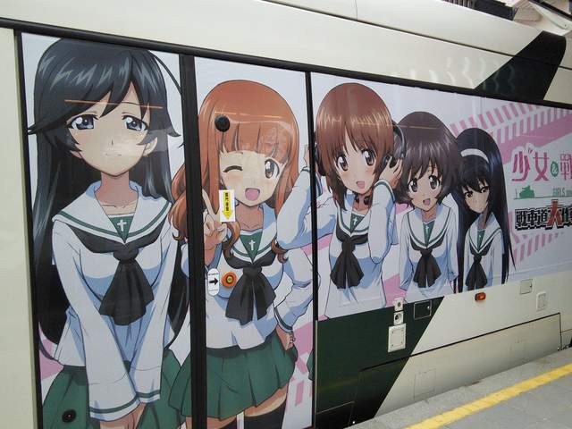 ▲高雄輕軌開門鈕位置超尷尬。（圖／翻攝自推特）