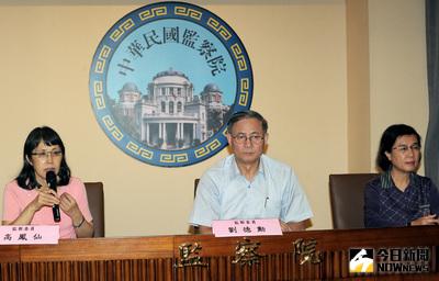 宜蘭監獄前副典獄長林祺源沒有醫療執照，卻以按摩推拿名目，對3名女性上下其手，監察院20日通過彈劾案，將他移送公務人員懲戒委員會。監委高鳳仙（左起）、劉德勳、章仁香20日在監察院召開記者會說明。中央社記者施宗暉攝  105年10月20日