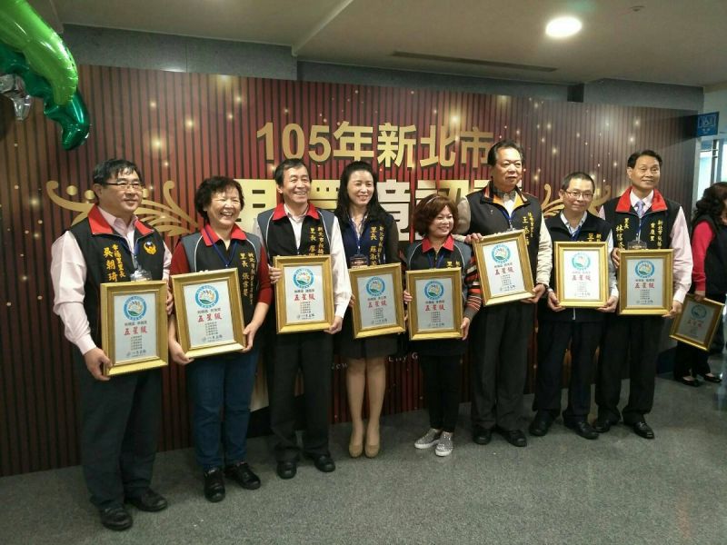 ▲榮獲五星級認證表揚的板橋區績優里長。（圖／記者黃村杉攝）。