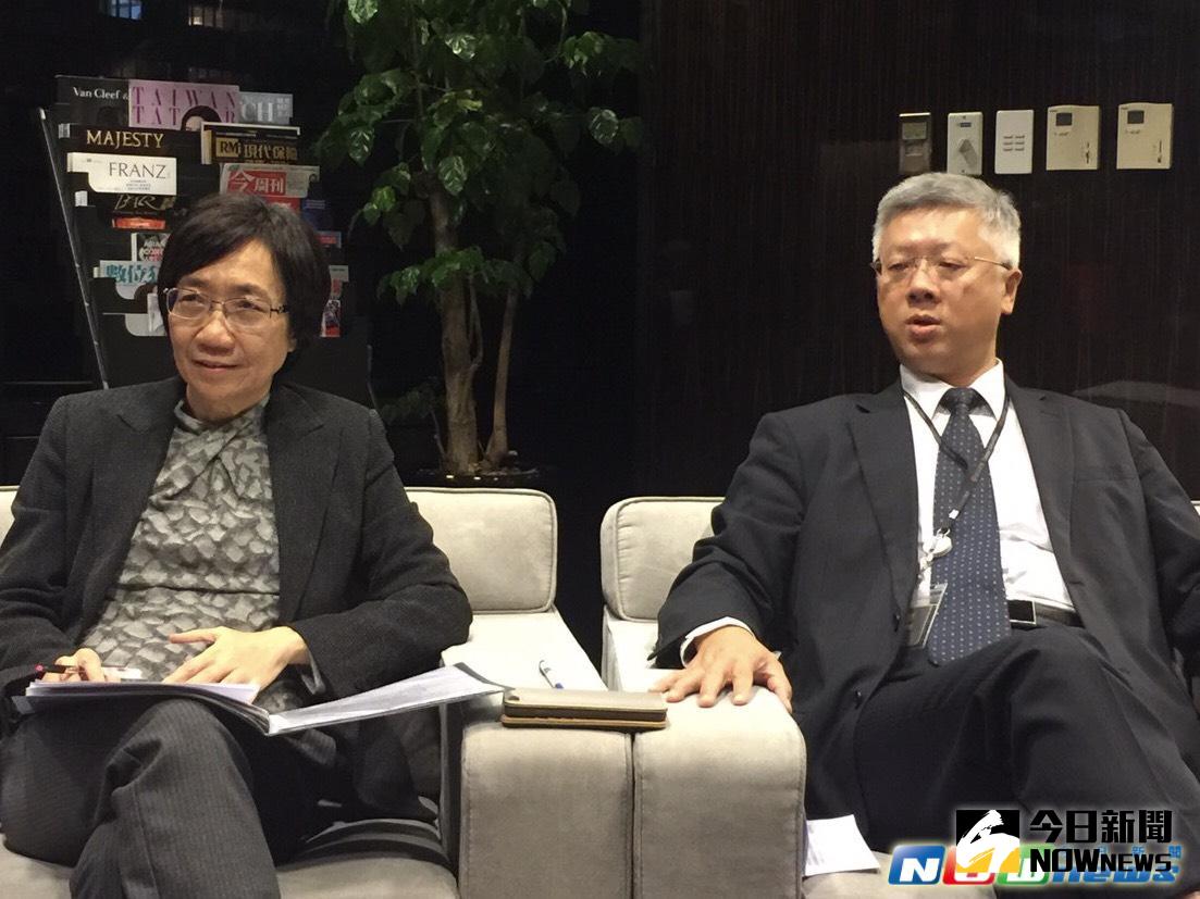 ▲彰化銀行董事會通過更換股務代理，台新金提出5大聲明表達不滿，右為財務長林維俊，左為委任律師陳玲玉。（圖／記者顏真真攝，2017.1.23）