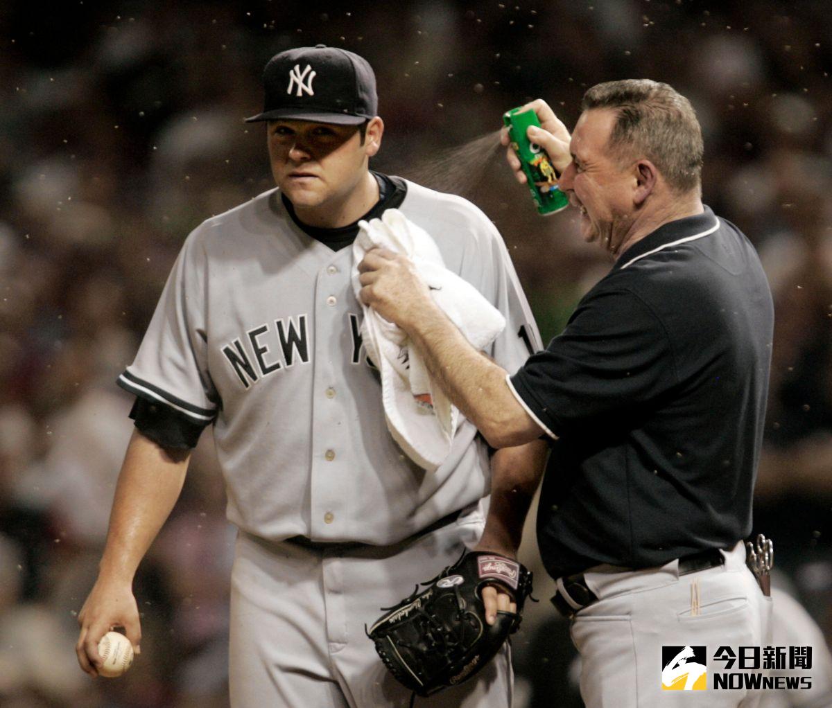 ▲2007年洋基隊跟印地安人進行美聯分區系列賽，洋基隊投手Joba Chamberlain被這些小黑蚊搞到不能投球。（圖／美聯社／達志影像）