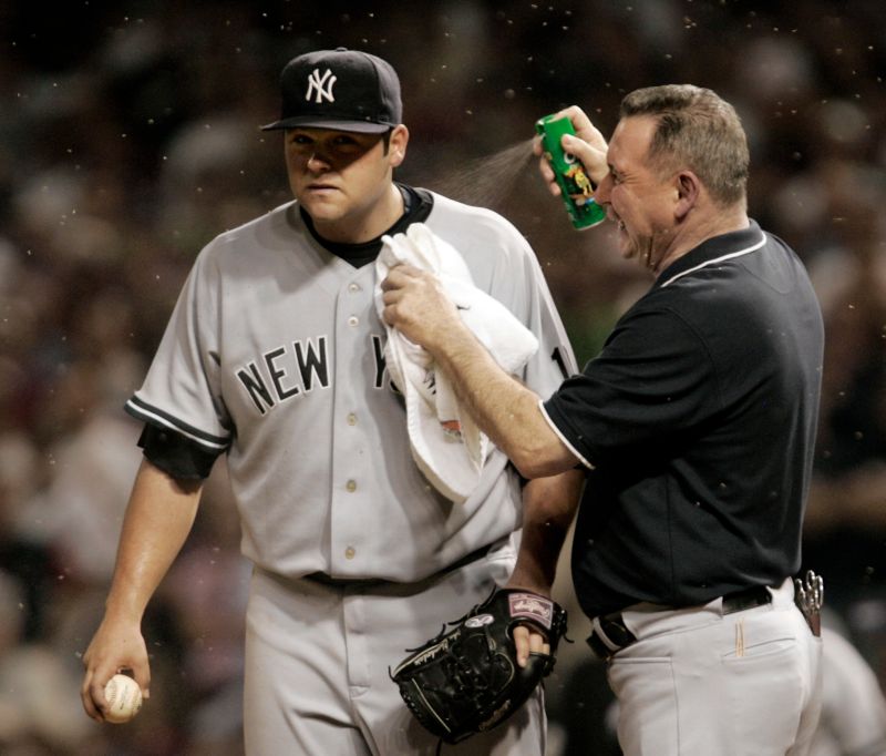 ▲2007年洋基隊跟印地安人進行美聯分區系列賽，洋基隊投手Joba Chamberlain被這些小黑蚊搞到不能投球。（圖／美聯社／達志影像）