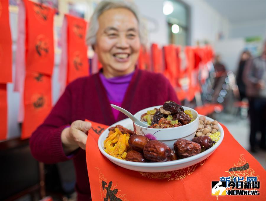 1月4日，內蒙古呼和浩特市玉泉區清泉街社區一位老人在展示臘八粥食材。當日，呼和浩特市玉泉區清泉街社區舉辦『溫暖臘八粥 濃濃鄰里情』活動，喜迎即將到來的『臘八節』。