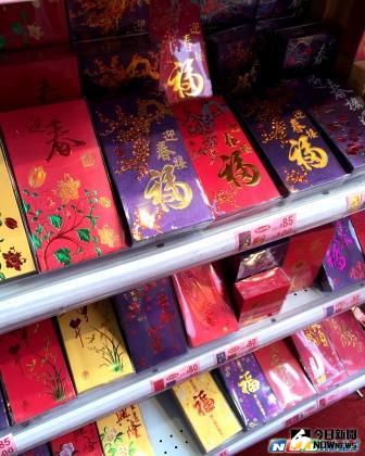 ▲香港街頭可見許多設計華麗的紅包袋，讓人感受到農曆春節熱鬧的氣氛。（圖／記者劉秀敏攝）