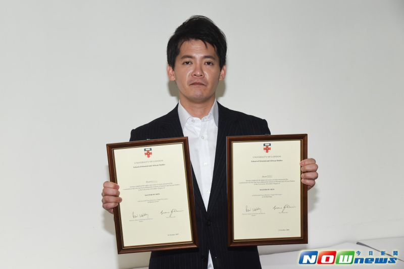 ▲謝哲青出示學歷證明。（圖／記者陳明安攝，2017.1.24）