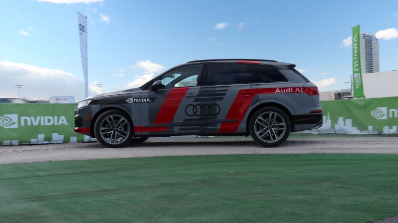 ▲CES 與會者可以於自駕車展示中乘坐於搭載 NVIDIA DRIVE PX 2 的 Audi Q7 概念車後座，且無人控制方向盤。（圖／公關照片）