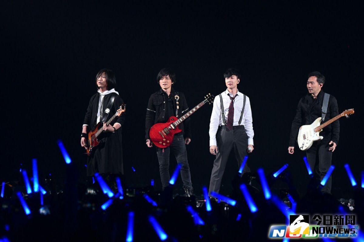 ▲林俊傑（右二）和五月天世紀同台致敬西洋殞落巨星。（圖／記者林柏年攝，2017.01.21）