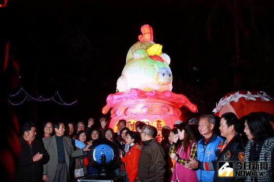 ▲陳副縣長宋市長與多位議員里長等為南投市燈會主燈點燈。（記者扶小萍攝）