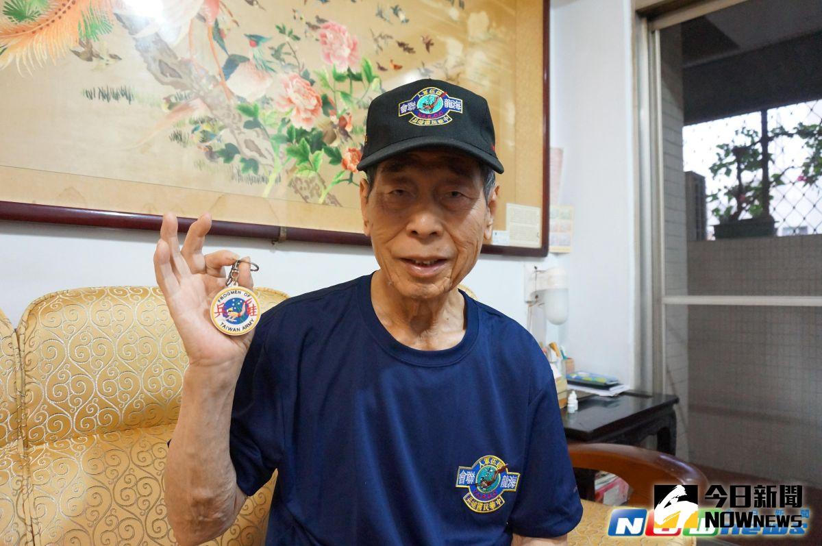 ▲陳國斌展示陸軍兩棲蛙人的徽章（圖／校園特派記者陳品樺攝）