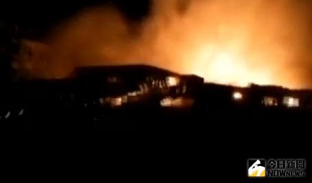 ▲台南安定彈簧床工廠火警，廠房陷入火海冒濃煙。（圖／社會中心翻攝）