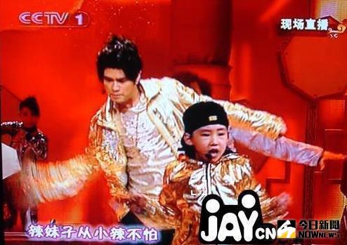 周杰倫在2009年春晚獻唱《本草綱目》，並帶著同門師弟侯高俊傑一起表演，這一年他才年僅九歲。