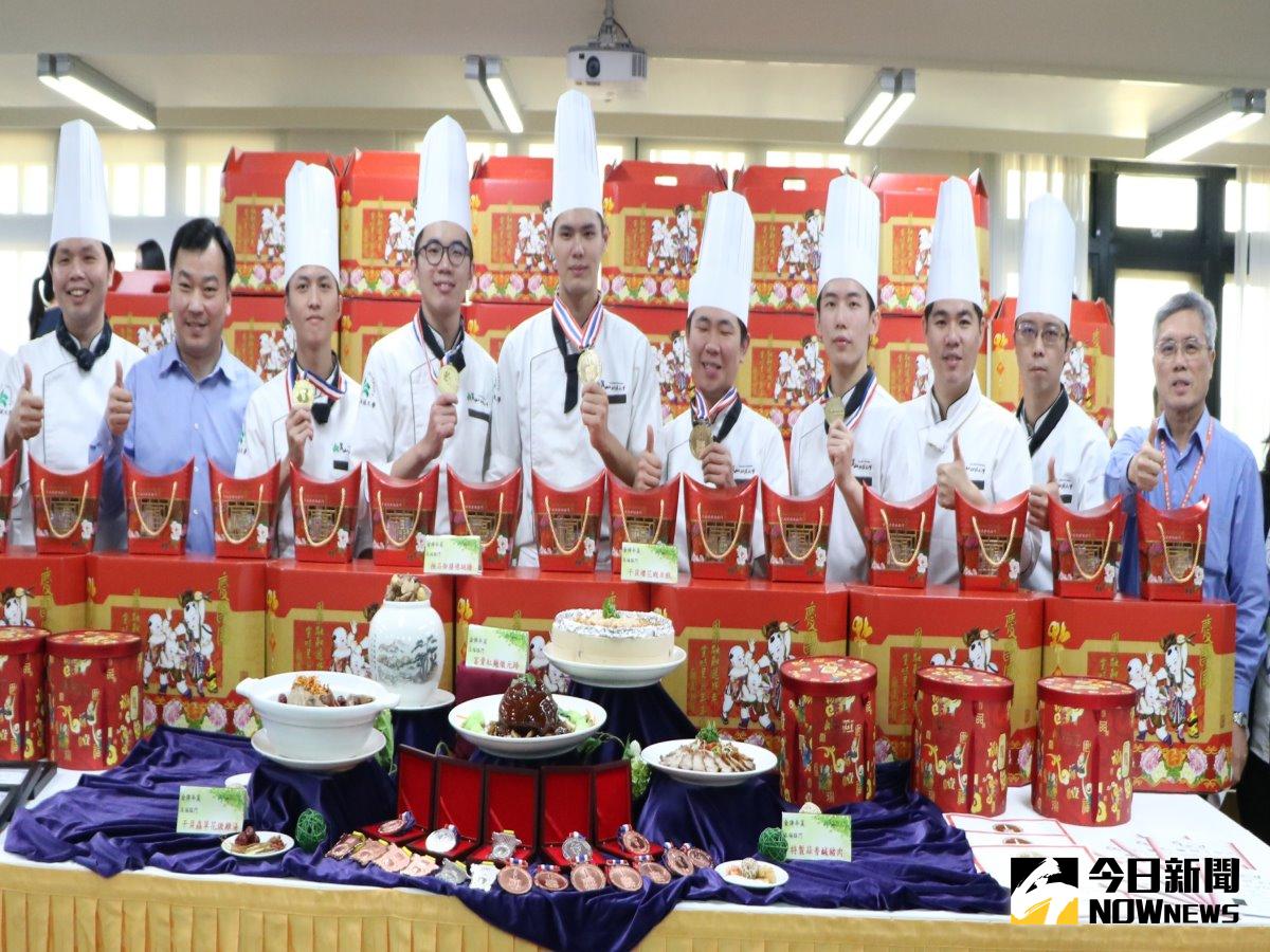 崑山科大百份年菜做公益活動，由餐飲系主任洪廷瑋及劉俊良老師帶領國際廚藝競賽金牌得主游弦璁、李健銘、羅偉誠、林育廷、王芢淮等人主廚。
