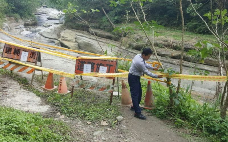 ▲景觀勝地的草嶺萬年峽谷屢傳落水意外，警方為防止民眾擅進拉起封鎖線以作防範。（記者簡勇鵬攝）