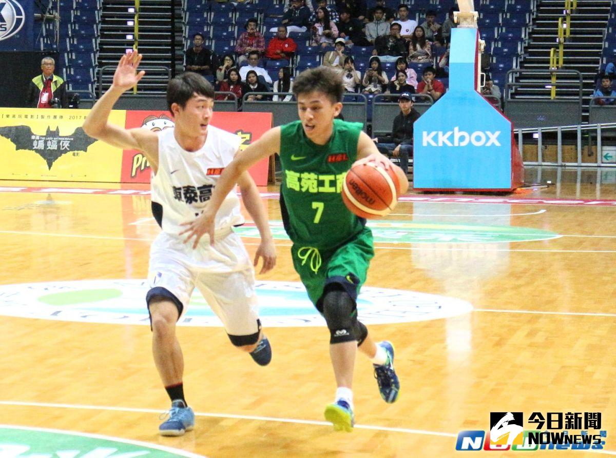 ▲高苑後衛田浩（右）嘗試運球突破防守。（圖／記者林志儒攝）