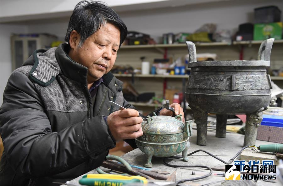 1月11日,在湖北省宜城市博物館，修複專家易澤林對漢代錯金青銅鼎進行修複。