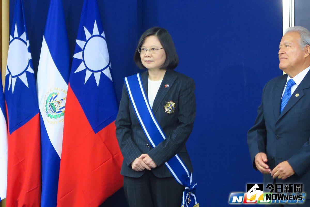 ▲薩爾瓦多總統桑契斯頒贈荷西・馬蒂亞斯・德爾嘉多・國家勳章(Orden Nacional José Matías Delgado)給總統蔡英文。（圖／記者彭媁琳攝,2017.01.13）