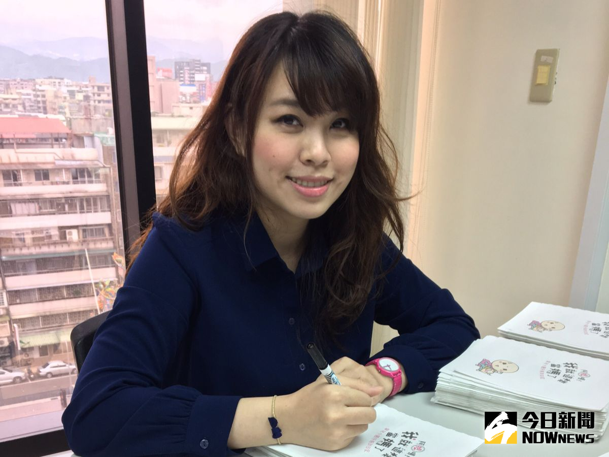 ▲彎彎（如圖）一家人在北海道的吃到飽餐廳，大嗑哈密瓜，但看起來都沒吃乾淨遭到炎上，沒想到她道歉後，卻引來大批粉絲逆風挺。（圖／城邦集團提供，2017.01.06）