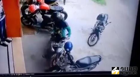 ▲馬來西亞三寶移車，好像掉進百慕達三角洲。（圖／翻攝自Sukan Star TV官方臉書）