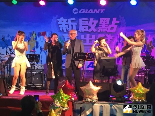 大甲區巨大公司昨晚隆重舉辦尾牙聯歡「新起點　再出發」餐會活動  ，創辦人劉金標高歌追追追，全體幹部配合起舞，現場嗨到最高點。  記者陳榮昌／攝