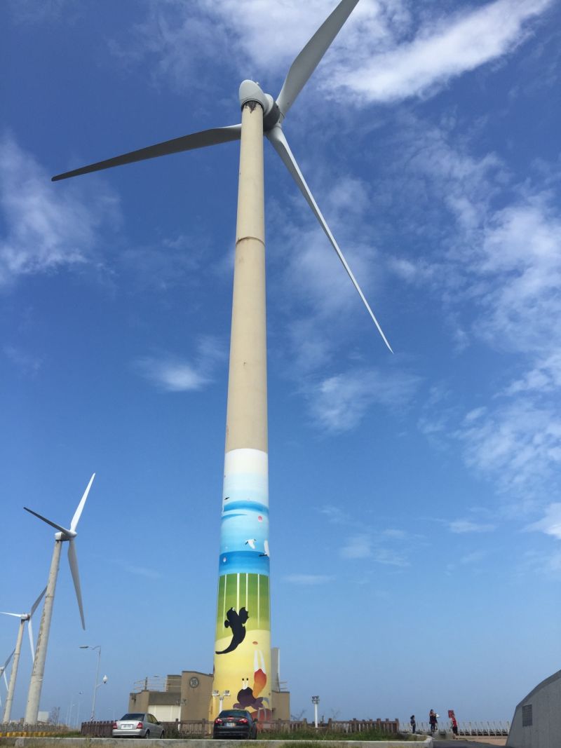 ▲能源局宣布，綠色電價制度延長辦理，每度維持1.06元。圖為台電彩繪風機。（圖／資料照，台電提供）