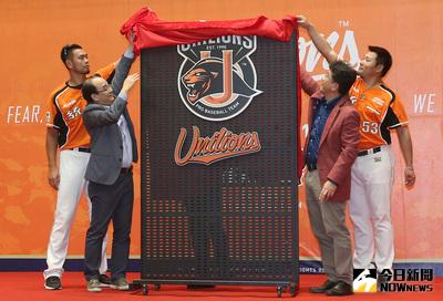 統一獅職棒隊8日下午在南紡購物中心舉行開訓儀式，成為中華職棒4隊最早開訓的球隊，由球團董事長(二余)忠正（右2）、領隊蘇泰安（左2）、新任代總教練黃甘霖（右）等人公布全新的球隊形象識別系統（CI）。中央社記者張新偉攝　106年1月8日