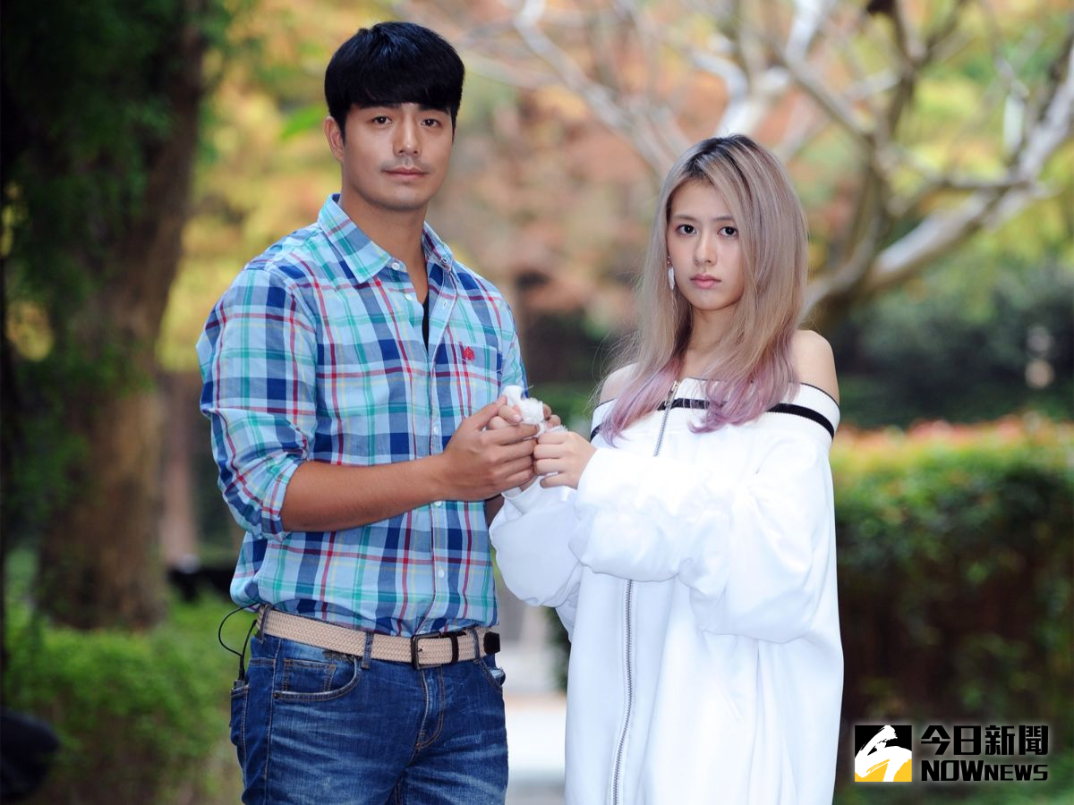 ▲Shiny姚亦晴（右）指交廣告男星梁傑里，「觸男」恐懼症發作。（圖／環球EMI提供，2017.01.18）