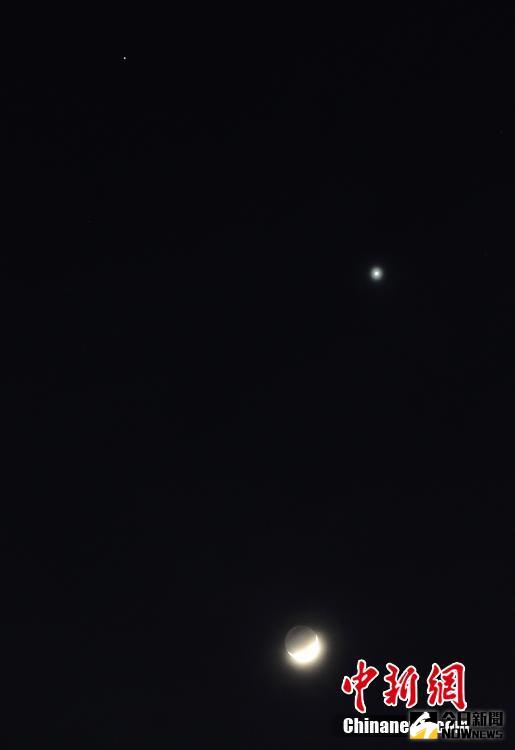 在大連市1月31日傍晚拍攝的『雙星伴月』天象。