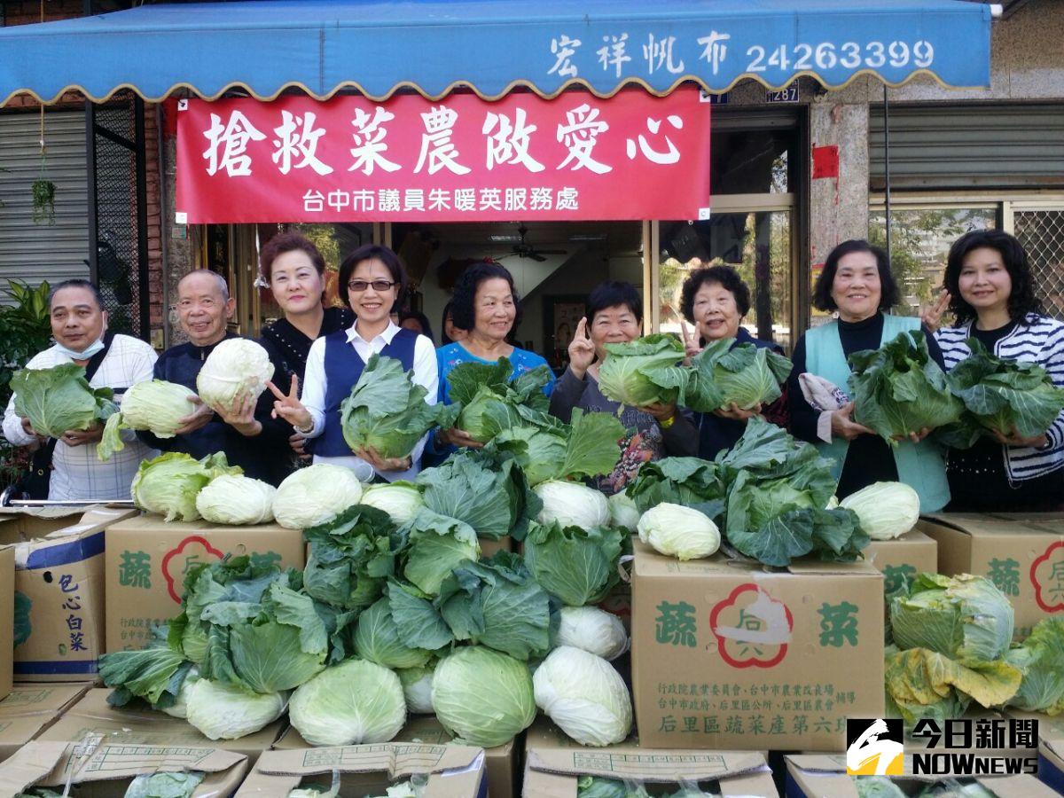 ▲台中市議員朱暖英認購高麗菜幫菜農，也為社福機購加菜。（圖／金武鳳攝）