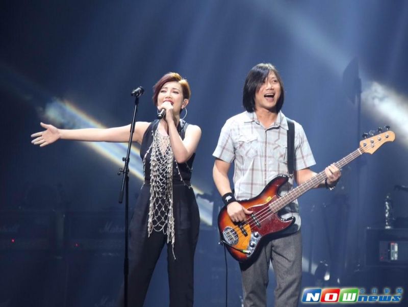 ▲梁靜茹（左）和瑪莎貼身合唱，全場歡聲雷動。（圖／攝享家吳政璋攝，2017.01.01）