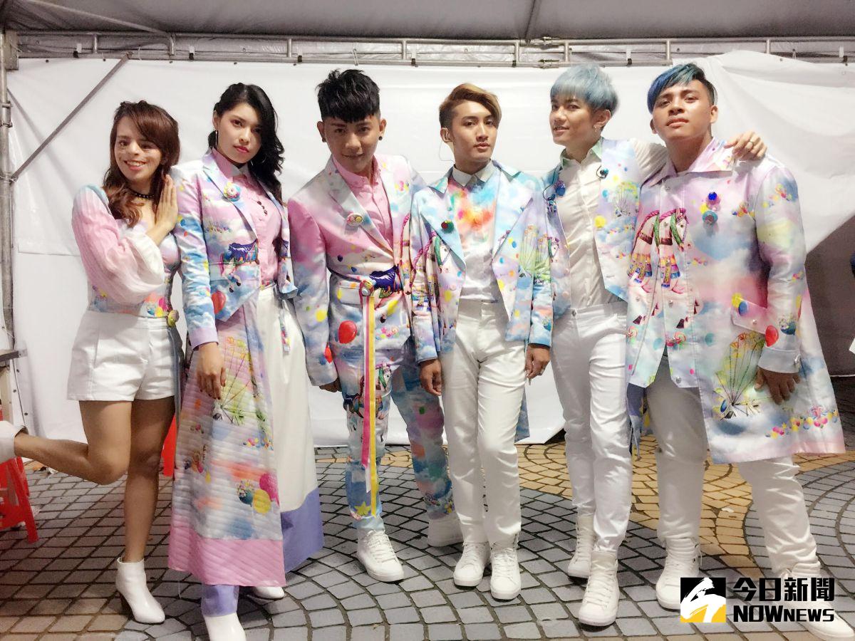 ▲由曾宇辰（左起）、馮玟璇、呂傑、舞炯恩‧加以法利得、蕭牧時、林忠培等六位歌手組成的「I-WANT星勢力」在跨年演唱會上演出8分鐘黃金組曲。（圖／藏雲娛樂提供，2017.01.04）