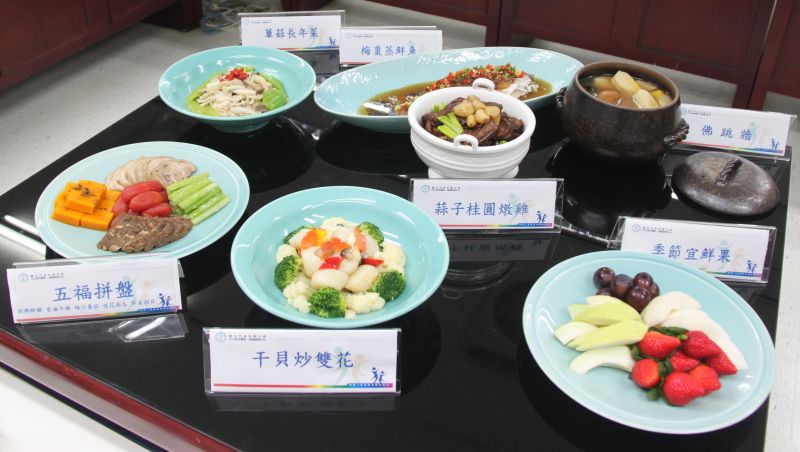 ▲營養師強調，只要用「選對食物」及「天然食材」的概念，年菜也能變健康。（圖／台北市衛生局提供）