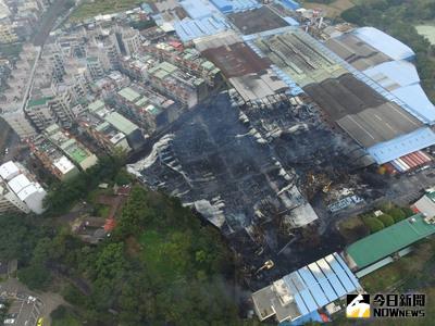 泰豐輪胎昨天發生大火，經全力搶救，18日清晨5時30分已經將殘火處理完畢，廠房一片焦黑，鑑識工作陸續逐步進行。（消防局提供）中央社記者邱俊欽桃園傳真  106年1月18日